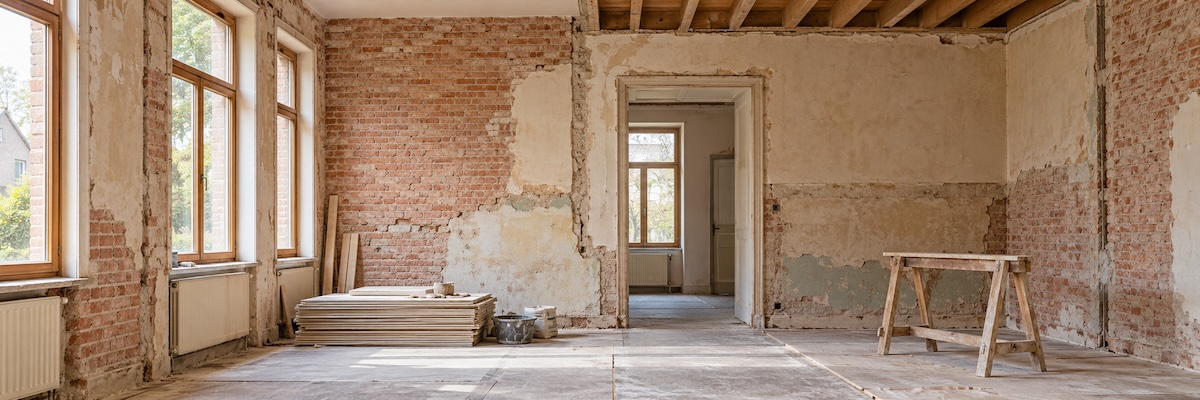 Woning in renovatie met blootgelegd metselwerk